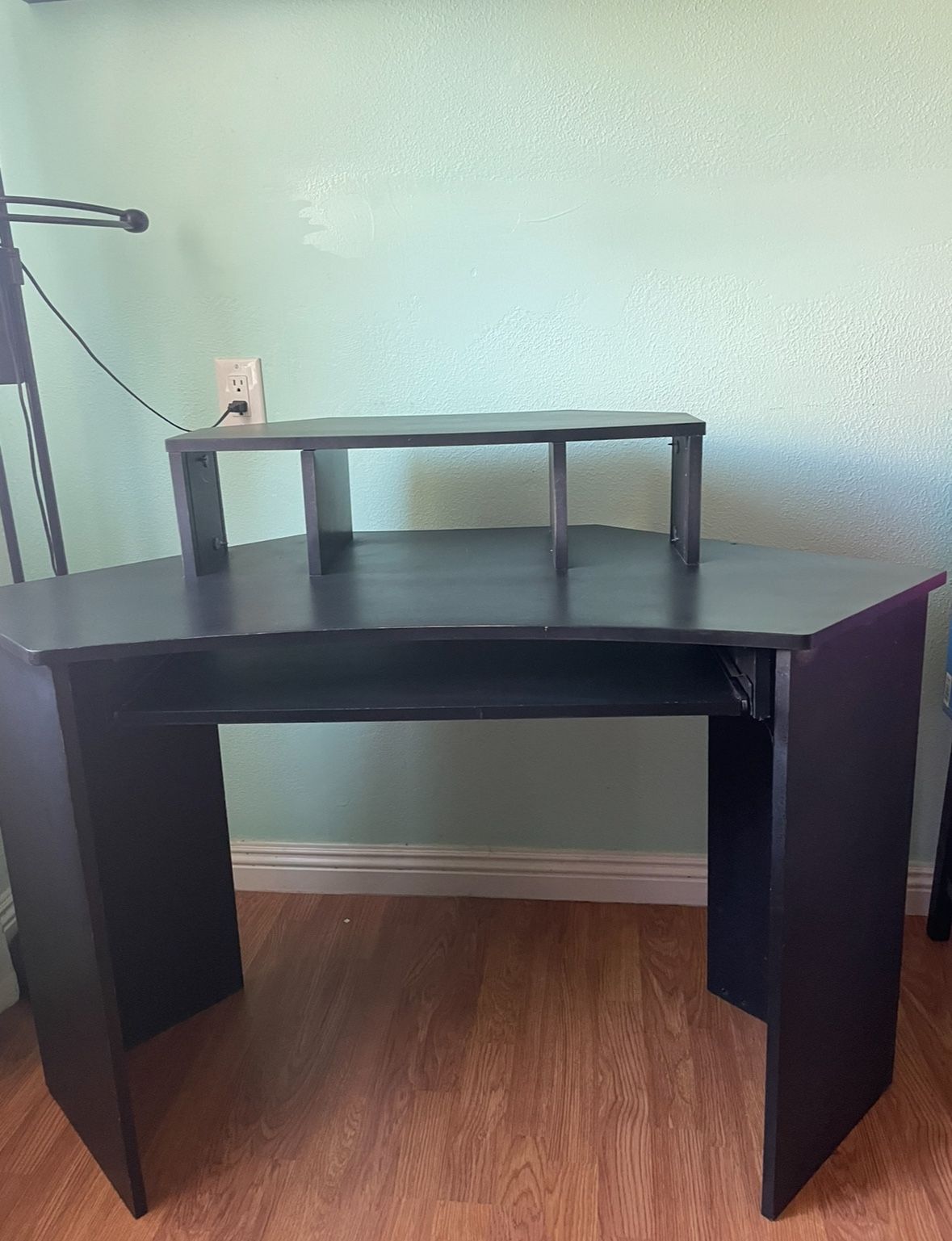 Corner desk / black table - Dimensions: H29 W44