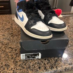 High Top Jordan’s Blu/wht/blk Size 6Y