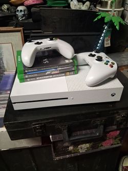 Xbox one w/2 controllers and 3 games