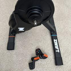 ZWIFT SINGLE SPEED SMART HUB INDOOR BIKE TRAINER W/PLAY CONTROLLERS