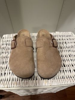 Suede clogs