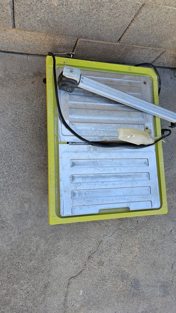 Ryobi 7" Blade Tabletob Wet Tile Saw