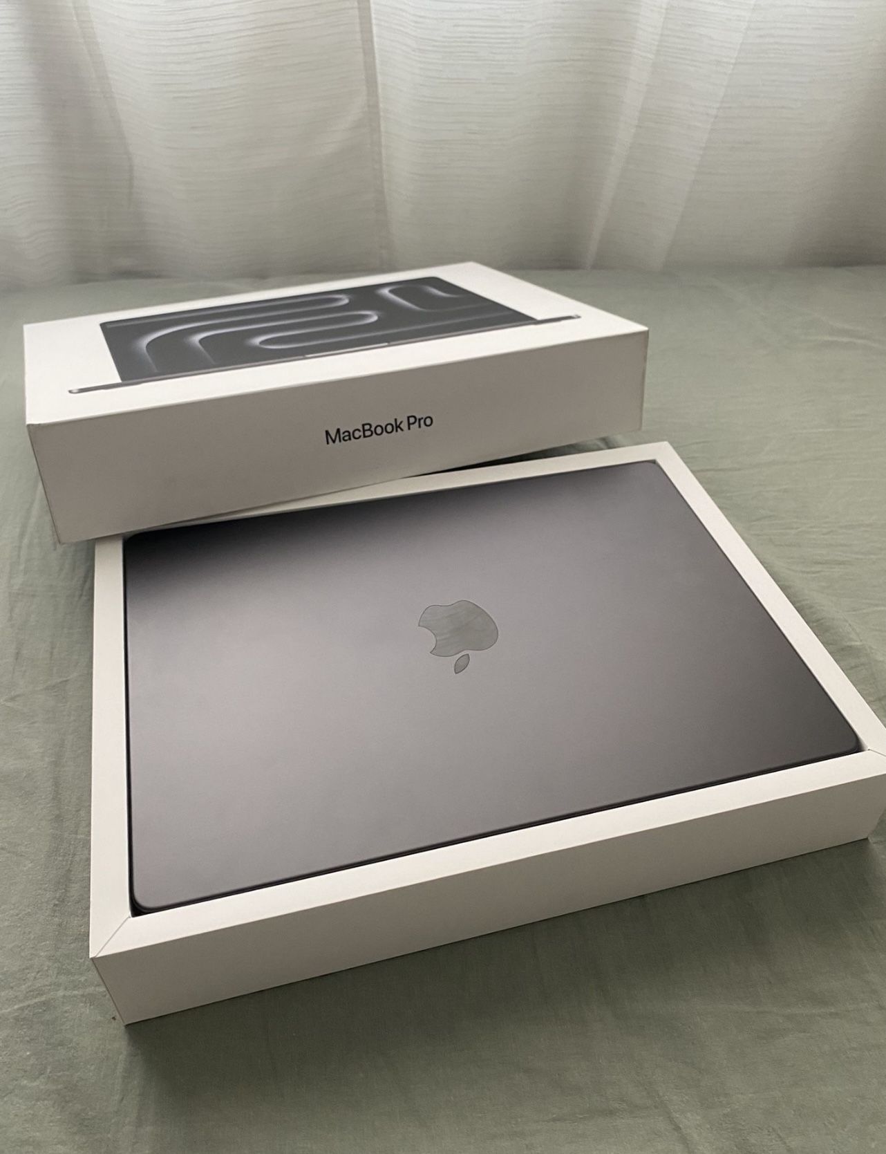Apple MacBook Pro 14 Inch M4 Chip 512gb Hard Drive 16ram Black Color 5 Cycle Count Didn't Use It