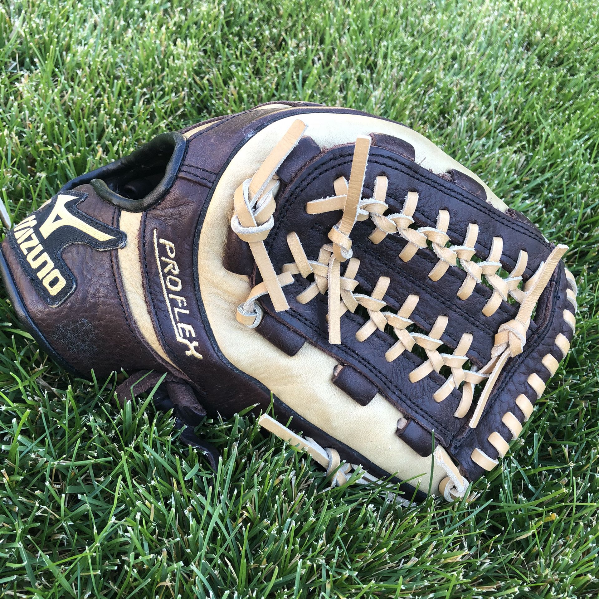 Mizuno 11.75” RHT Baseball Glove