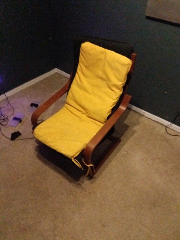 Ikea Chair W/ Yellow Çúshion