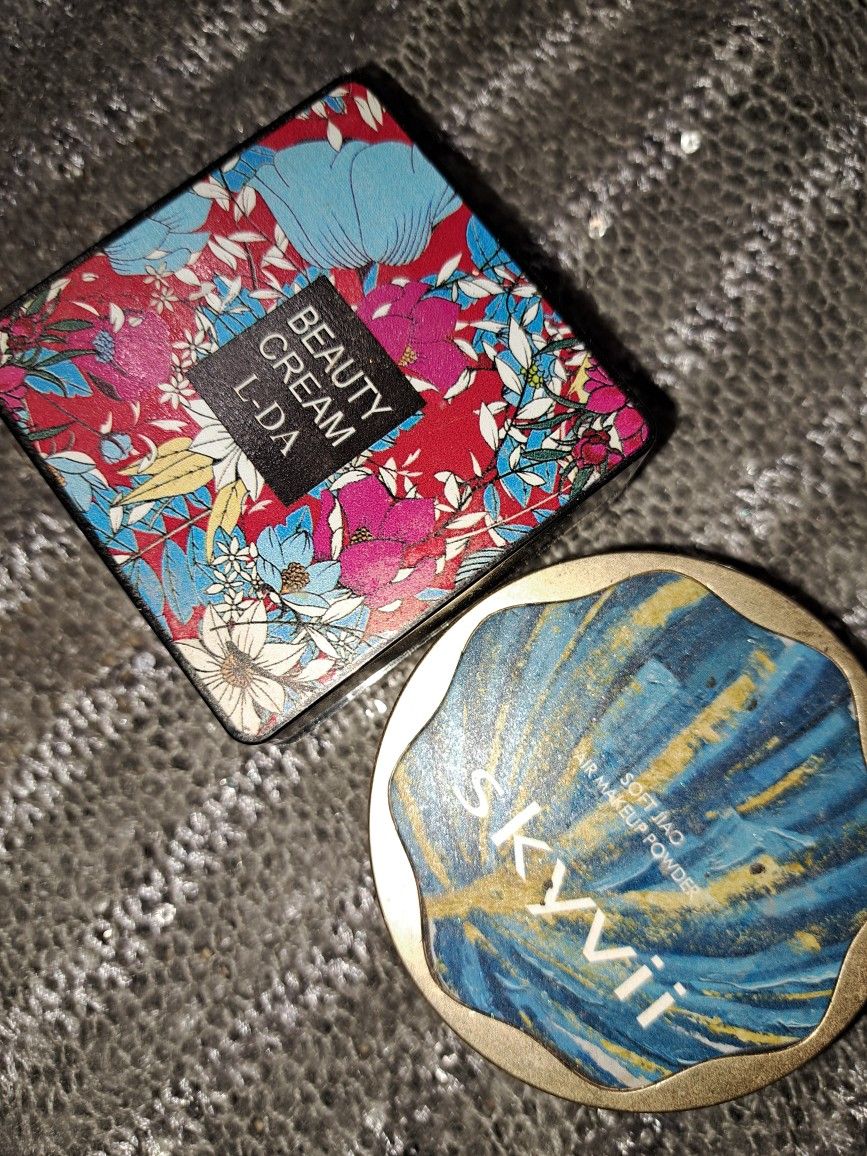 Face Foundation And Powder Light