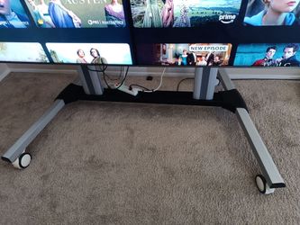 Video Wall Bundle with (4) SAMSUNG TVs with rolling stand & screen split controller, 111 inches total diagonal length

Condition is used for a few eve