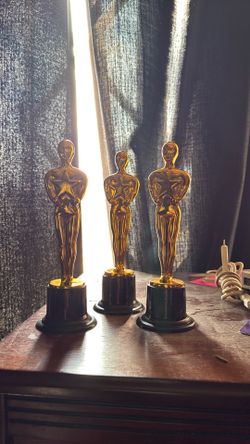 3 decoration trophies