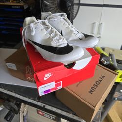 New 10.5 Mens Nike Track Shoes