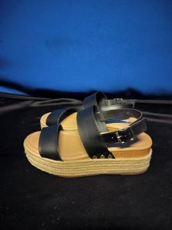 Steve Madden Black Strappy Sandals (Size 7)