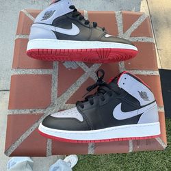 Jordan 1 Mid Size 6.5Y  (Brand New)