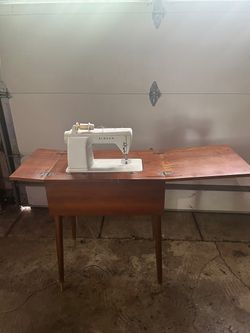 Singer Touch & Sew 600E sewing machine.