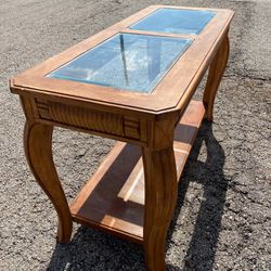 beautiful coffee table (good condition)