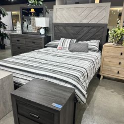 BEDROOM SET, 4 PC QUEEN BED FRAME, DRESSER, MIRROR AND NIGHTSTAND - [NEW]