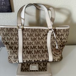 Michael Kors Purse, And Matching Wallet. It Would Be A Great Valentine’s Day Gift.