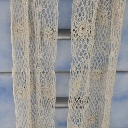 MADE IN INDIA 🇮🇳  CROCHETED SCARF WITH  FRINGE  OFF WHITE  OR CREAM  PATTERN OF  BEAUTIFUL ROSES  YARN OR  THREAD 