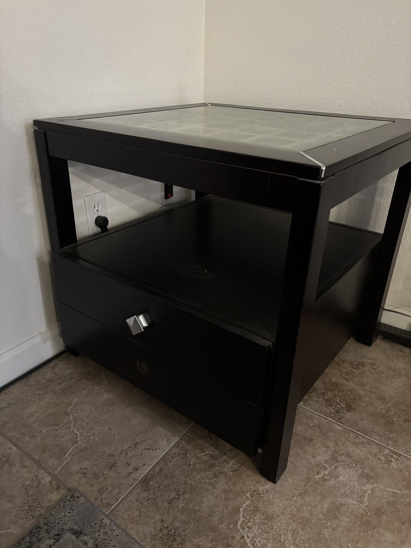 FREE SIDE TABLE - COME PICK UP