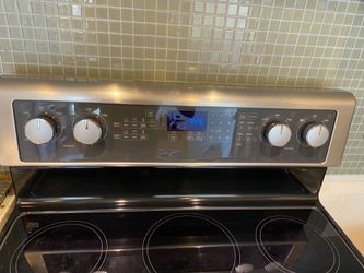 Electric Double Oven Range Whirlpool 6.7 Cu. Ft.  Very Clean