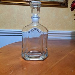 Decanter whiskey,  liquor or wine Vintage 11 in tall 6 in wide