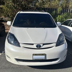2008 Toyota Sienna · XLE Limited Minivan 