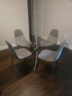 Great conditions round  glass dining table 4 seater