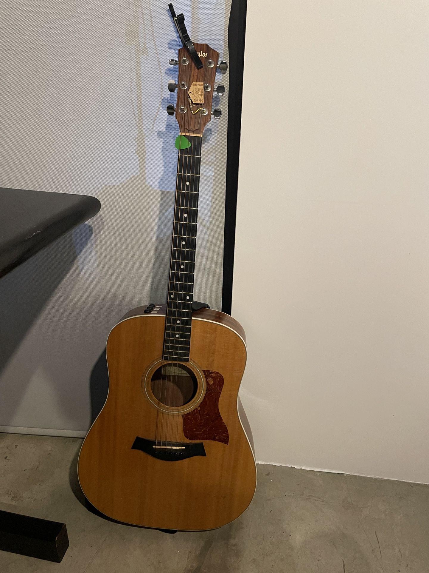 Taylor Guitar 210e