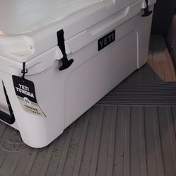 NEW Yeti 65 Tundra White Cooler Retail $405