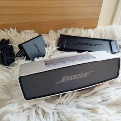 BOSE SoundLink Mini Bluetooth Speaker w/  Charging Cradle & AC Power Adapter