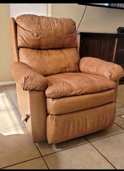 LIGHT BROWN/CAMEL COLOR. FOX LEATHER RECLINER CHAIR. VERY COMFORTABLE.