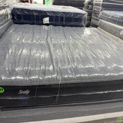 KING SIZE SEALY POSTUREPEDIC MATTRESS & BOX SPRINGS BED SET