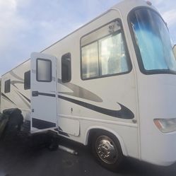 2006 Four Winds Hurricane 30QT  RV with Ford V10 Triton