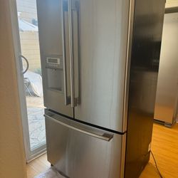 LG Refrigerator &  Freezer With Water Dispenser & Ice  Maker
