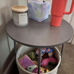 Round Side table with basket