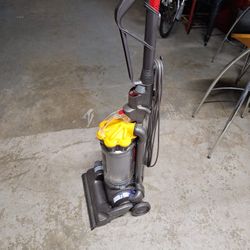 Dyson DC  33 VACUUM cleaner