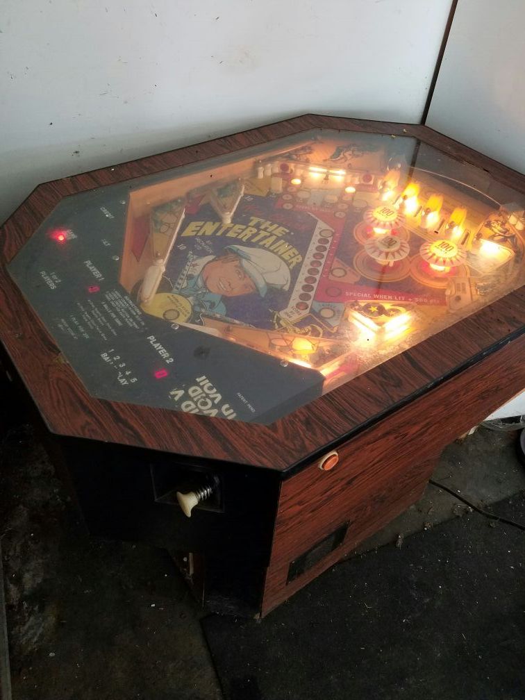 Roy Clark's "The Entertainer" sit down pinball machine