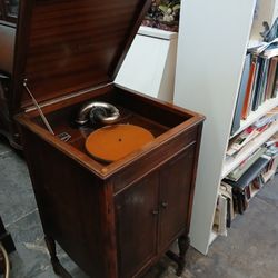 Victrola phonograph, likely a Model XIII or X, a wind-up record player 