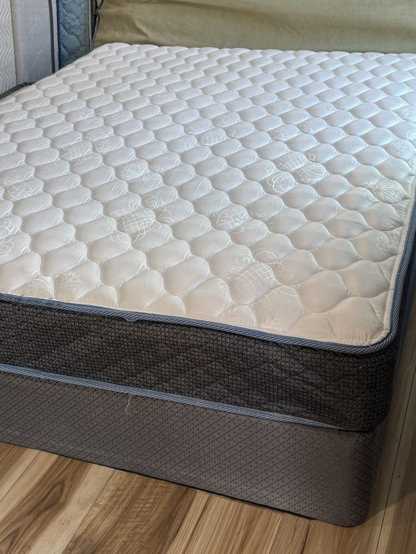 USED QUEEN SIZE MATTRESS WITH BOX SPRINGS DELIVERY 🚚 AVAILABLE