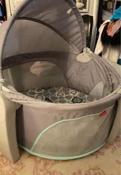 Portable travel bassinet