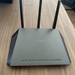 NETGEAR Nighthawk Smart Wi-Fi Router (R7000) - 