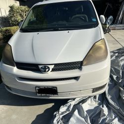 2004 TOYOTA SIENNA CLEAN TITLE SELLING AS IS - $2000
