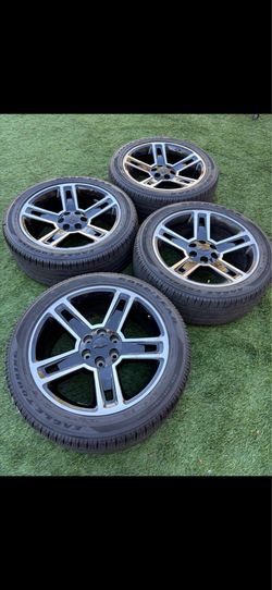 22 inches Chevy Silverado 1500 rims Original con buenas llantas.