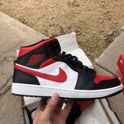 Jordan 1 mid mens 12 (black red white) 