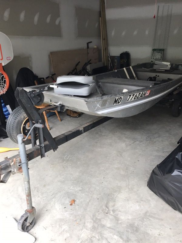 14' jhon boat with trailer fresh battery and 30 thrust trolling motor with title