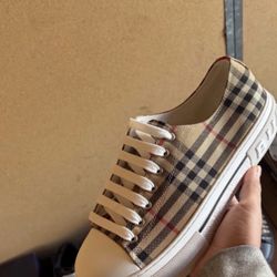 Burberry Shoes (READ DESCRIPTION)
