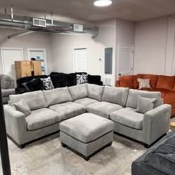 New Light gray Sectional With Free ottoman