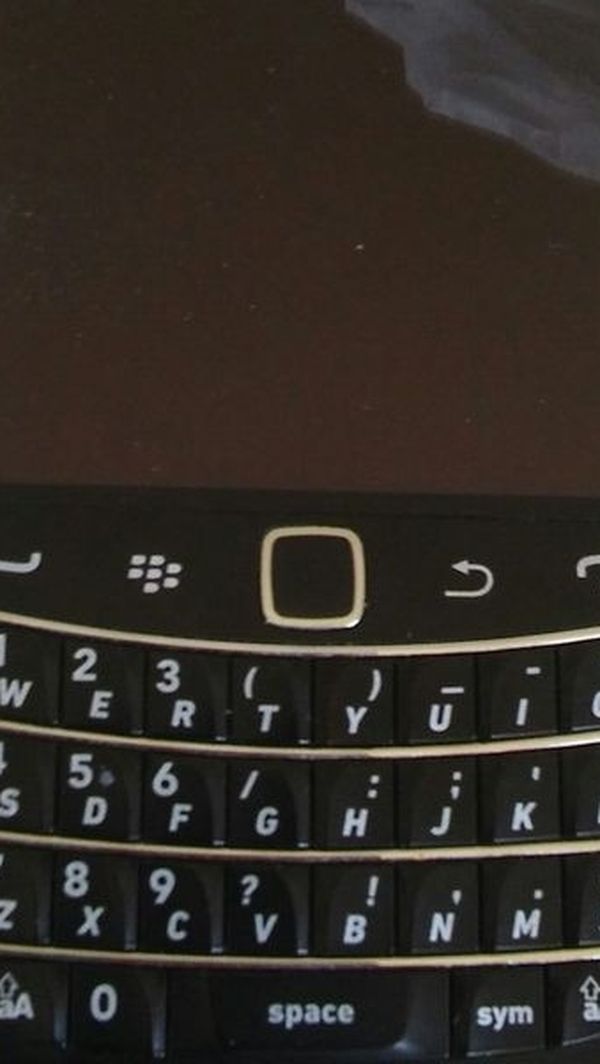 Blackberry bold 9930 sprint visible scratches and scuffs Refburbished coming phone may be different than pic almost but same condition