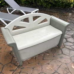 Rubber Maid Deck Pool Storage Bench 