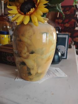 Beautiful Baby Angels Vase Or Urn