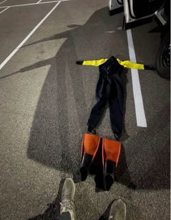 Men’s medium wet suit with flippers