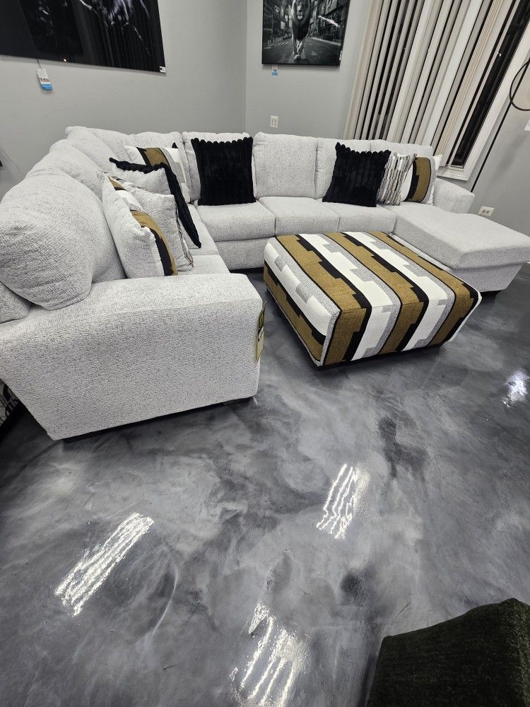 BRAND NEW LARGE GREY SECTIONAL ACCENTS PILLOWS +OTTOMAN INCLUDED SAME DAY DELIVERY